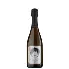 Auf dem Bild befindet sich eine Flasche unseres Crémant Brut Sekt. Die Flaschenkapsel ist schwarz. Das Etikett in hellem Grau. Man sieht ein Porträtbild eines Mannes mit schwarzen Locken und einem Schnauzbart. Die Augen sind nicht dargestellt. 