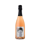 Auf dem Bild befindet sich eine Flasche unseres Crémant Rosé Brut Sekt. Die Flaschenkapsel ist schwarz. Das Etikett in hellem Grau. Man sieht ein Porträtbild eines Mannes mit schwarzen Locken und einem Schnauzbart. Die Augen sind nicht dargestellt. 