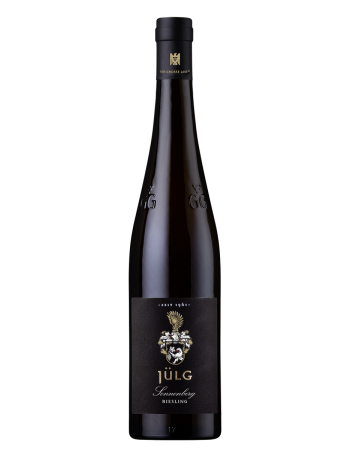 2022 SONNENBERG Riesling VDP.GROSSE LAGE vom Weingut Jülg. Schwarzes Etikett und Halsschleife. Weiße Inschrift. Handlese. Schonende Verarbeitung. Spontangärung und Ausbau im Stückfass. Subtile Gelbfrucht und Würze. Präzise Säurestruktur.