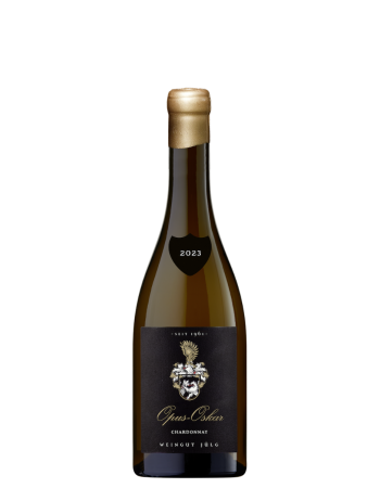 2023 Opus-Oskar Chardonnay vom Weingut Jülg. Schwarzes Etikett und Halsschleife. Weiße Inschrift. Handlese. Schonende Verarbeitung. Ausbau im Barrique. Pure Präzision und Kühle. superfeine Säurestruktur.