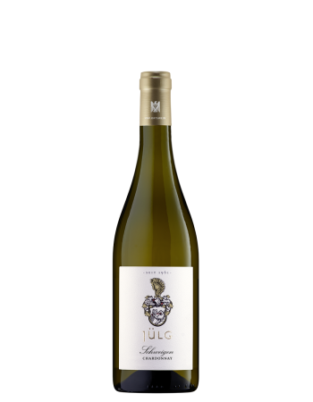 2023 Schweigen Chardonnay VDP.ORTSWEIN vom Weingut Jülg. Weißes Etikett und Halsschleife. Schwarze Inschrift. Handlese. Schonende Verarbeitung. Ausbau im Barrique und Stückfass. Reife, gelbe Obstaromen. Elegant und präzise.