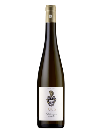 2022 Schweigen Riesling VDP.ORTSWEIN vom Weingut Jülg. Weißes Etikett und Halsschleife. Schwarze Inschrift. Handlese. Schonende Verarbeitung. Spontangärung und Ausbau im Stückfass. Helle Fruchtaromen. Feiner Schmelz und viel Spannung.