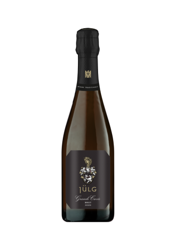 Handwerk und Zeit sind unsere Maximen. Cuvée aus Pinot Noir und Pinot Meunier. Reine Handlese. Ausbau im großen Holzfass. Traditionelle Flaschengärung. 52 Monate Hefelager. Degorgiert am 09/2025. 