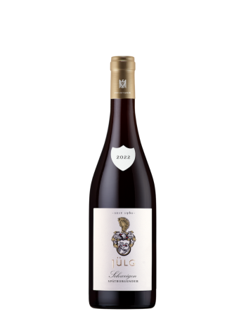 2022 Schweigen Spätburgunder VDP.ORTSWEIN vom Weingut Jülg. Weißes Etikett und Halsschleife. Schwarze Inschrift. Handlese. Schonende Verarbeitung. Spontangärung. Ausbau im Barrique. Salzige und kühle Mineralik. Kraftvoll mit viel Eleganz und Finesse.