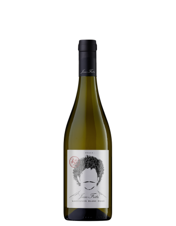 Auf dem Bild befindet sich eine Flasche unseres Sauvignon Blanc Fumé. Die Flaschenkapsel ist schwarz. Das Etikett in hellem Grau. Man sieht ein Porträtbild eines Mannes mit schwarzen Locken und einem Schnauzbart. Die Augen sind nicht dargestellt. 